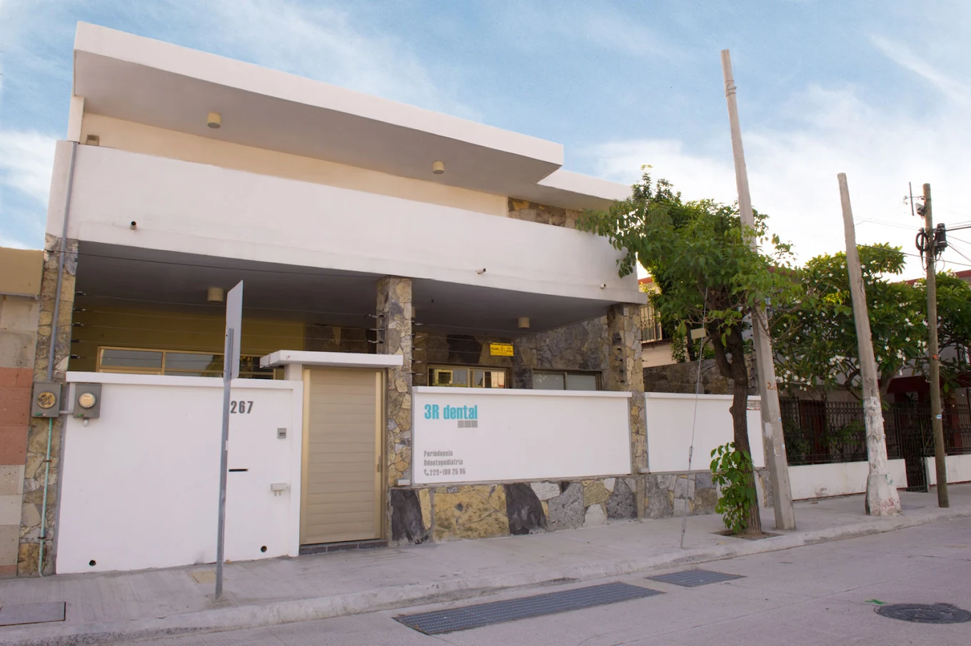 Fachada exterior de 3R Dental sobre Costa Verde