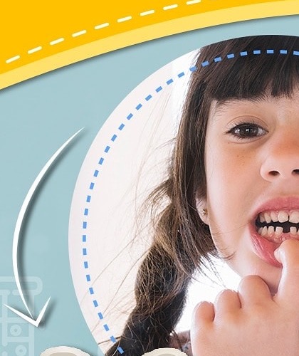 Niña revisando sus dientes