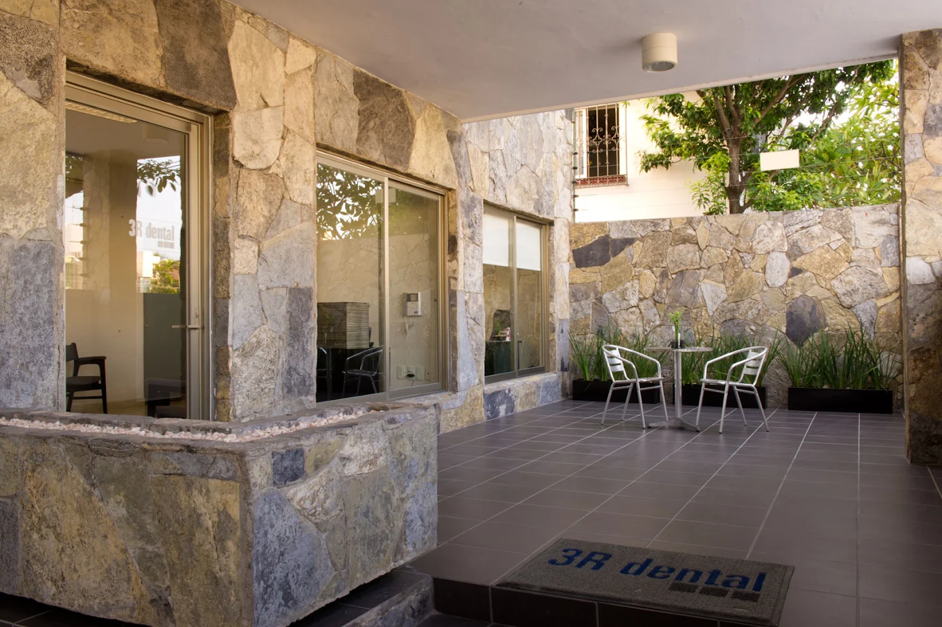Entrada y terraza de 3R Dental en Costa Verde